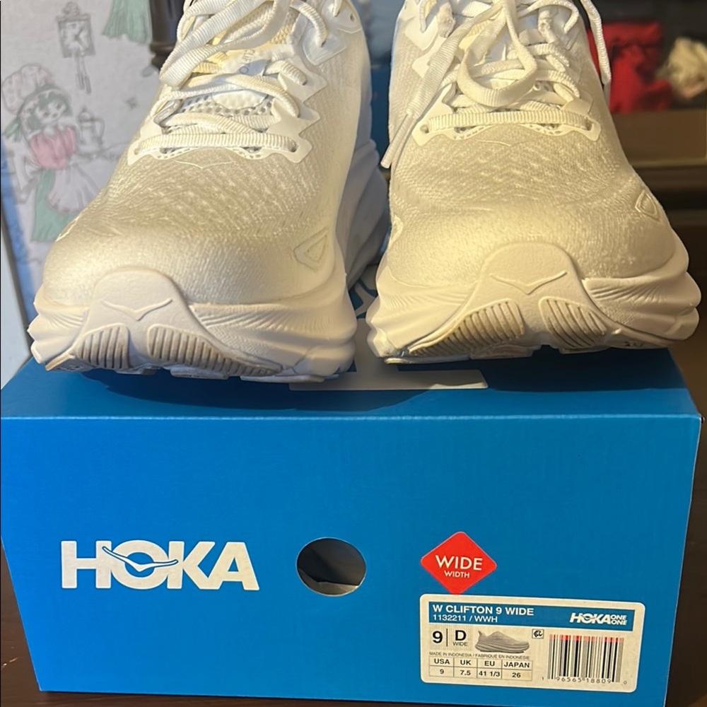 Hoka White Running Shoes Clifton 9 size 9 WIDE Hoka Running New